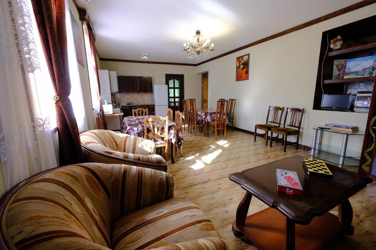 Laila Guest House Mestia Extérieur photo